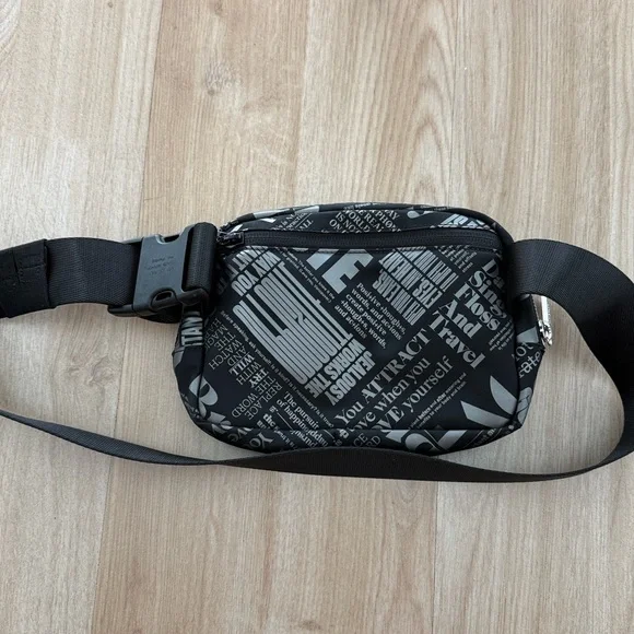 Lululemon Everywhere 1L bag in Manifesto print black and silver - Picture 2 of 3